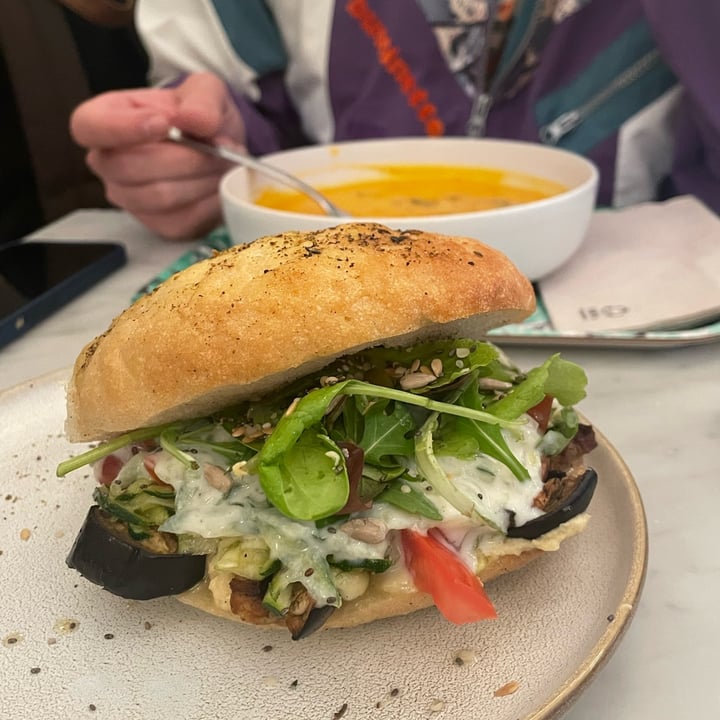 photo of Maisie Café Hummus Sandwich shared by @coraleeats on  14 Jan 2023 - review