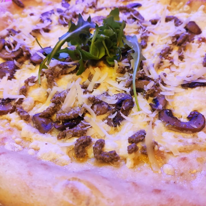 review photo of New Freedom Cakes Café Pizza Tartufi e Funghi shared by @veganaynormal on 30 Nov 2021 - review