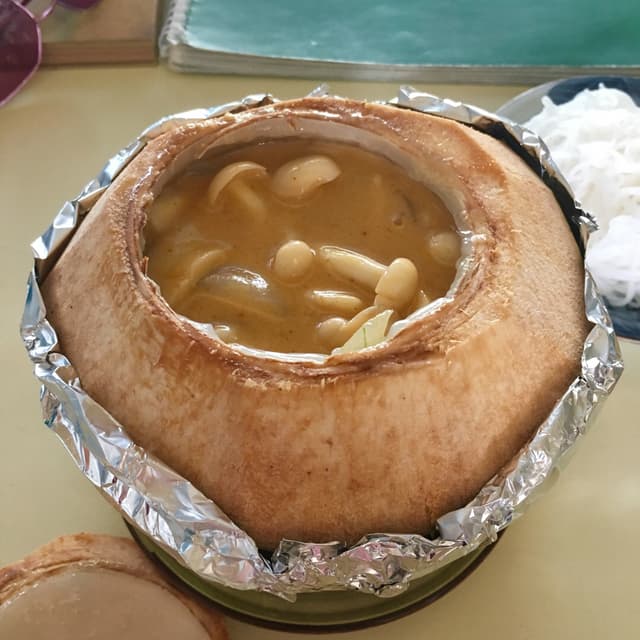 菜肴“Mushroom with coconut sauce, rice noodle”的照片