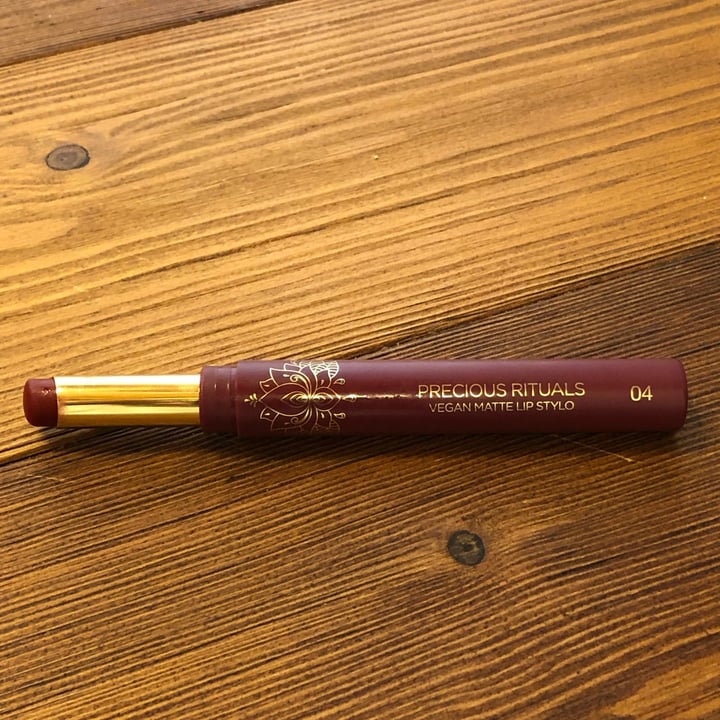 review photo of Kiko Milano Precious rituals vegan matte lip stylo 04 shared by @clarettamv on 19 Jul 2022 - review
