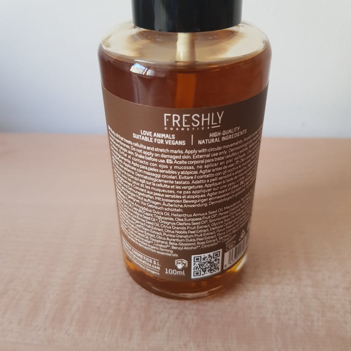 photo of Freshly Cosmetics Golden Radiance Body Oil shared by @eleveg98 on  01 Dec 2021 - review
