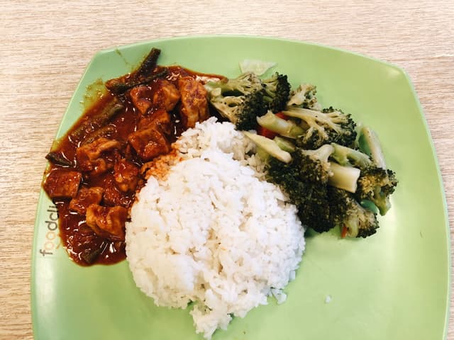 Photo of the dish “Tofu & Tempeh Curry and Steamed/Boiled Broccoli with Rice (Malay Stall)”