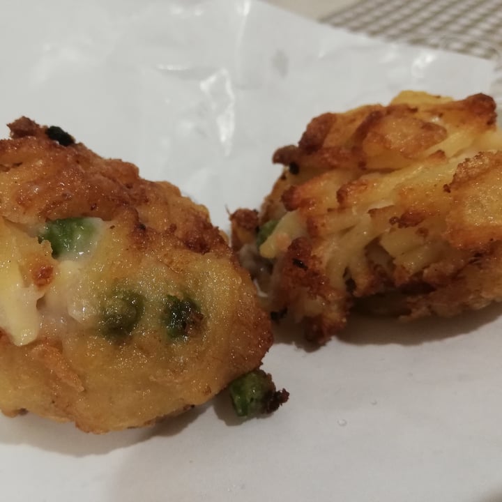 photo of Isabella De Cham Pizza Fritta Frittatina Napoletana Vegana shared by @benedettac on  17 Oct 2021 - review
