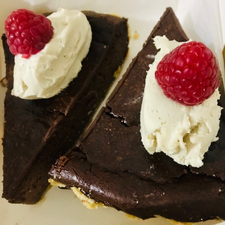 photo of Bunny's Deli Chocolate Cake shared by @gabrielagimenez on  14 Jun 2020 - review