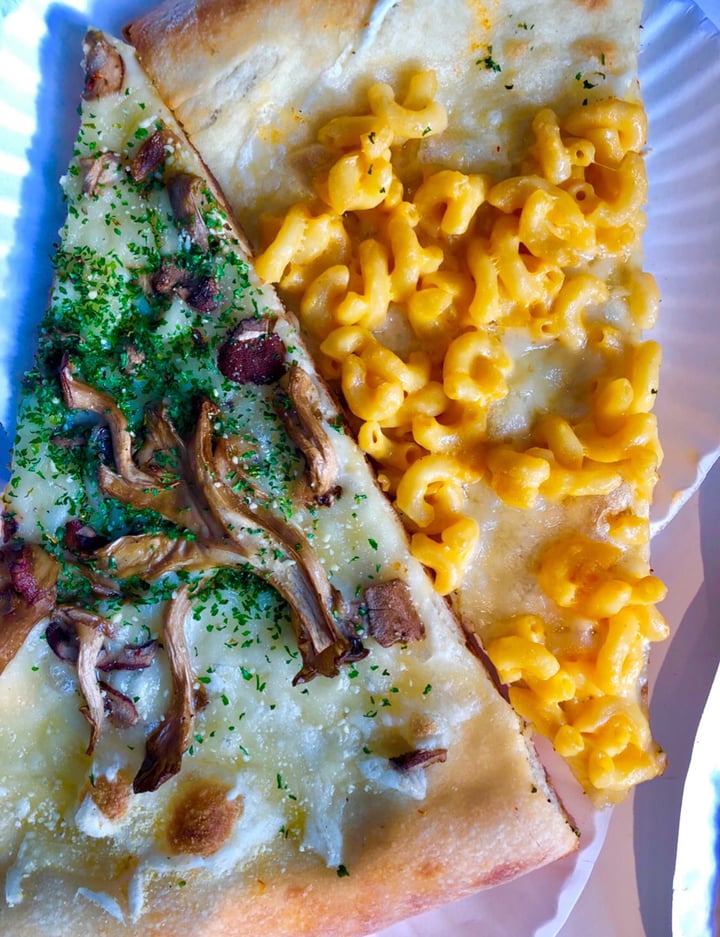 photo of Screamer's Pizzeria Mac & Cheese Slice shared by @vegan-treehugger on  02 Jan 2020 - review