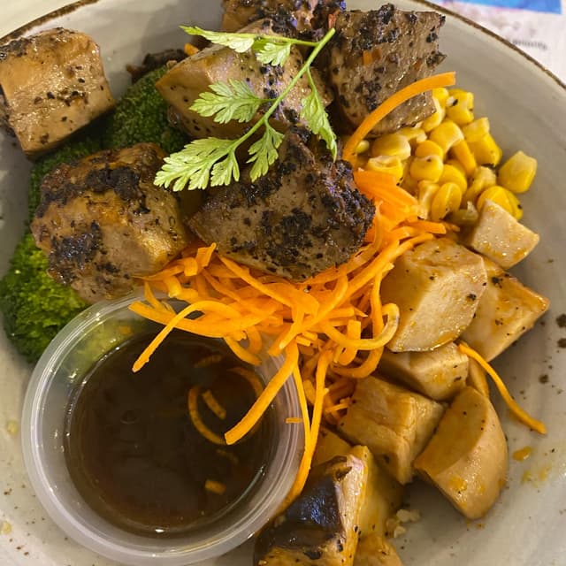 「Basil Tofu & Quinoa Bowl」の料理の写真