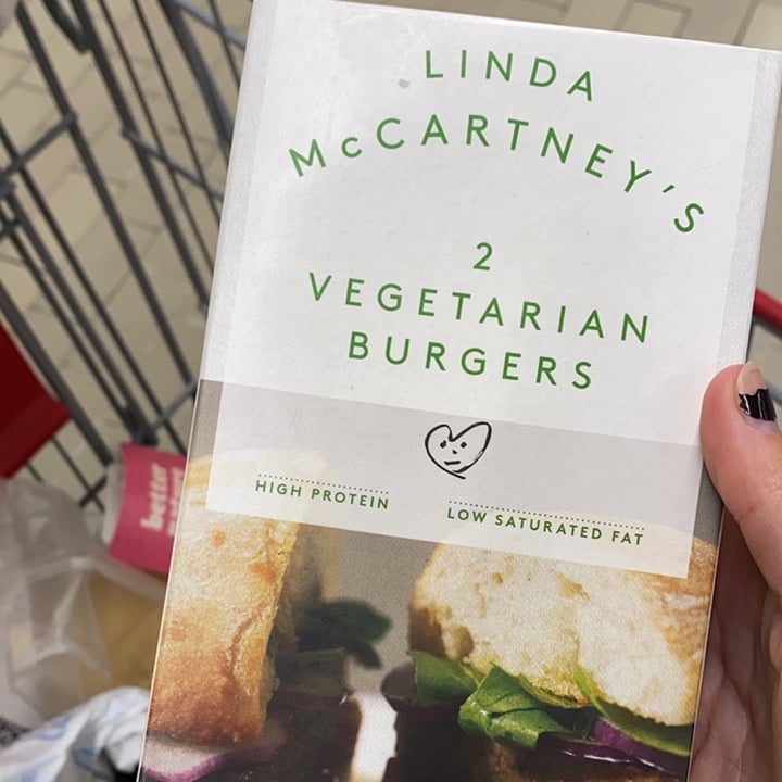 photo of Linda McCartney's 2 vegetarian 1/4 LB burgers shared by @martarodriguez13 on  15 Dec 2021 - review