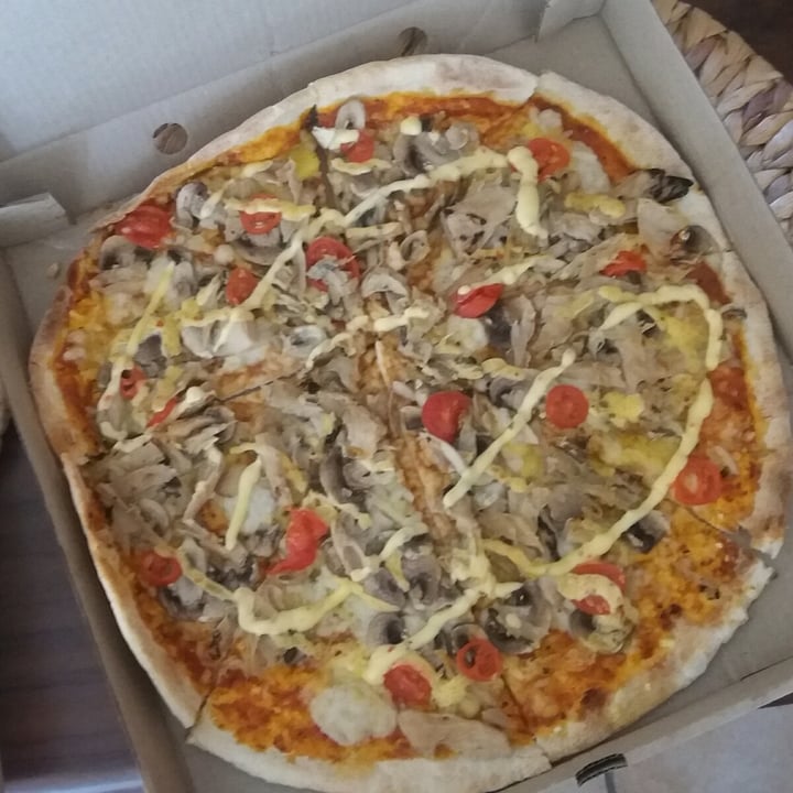 photo of Vegan Street Food ZA Chickless Mayo Pizza shared by @talthegreenteacher on  19 Jan 2021 - review