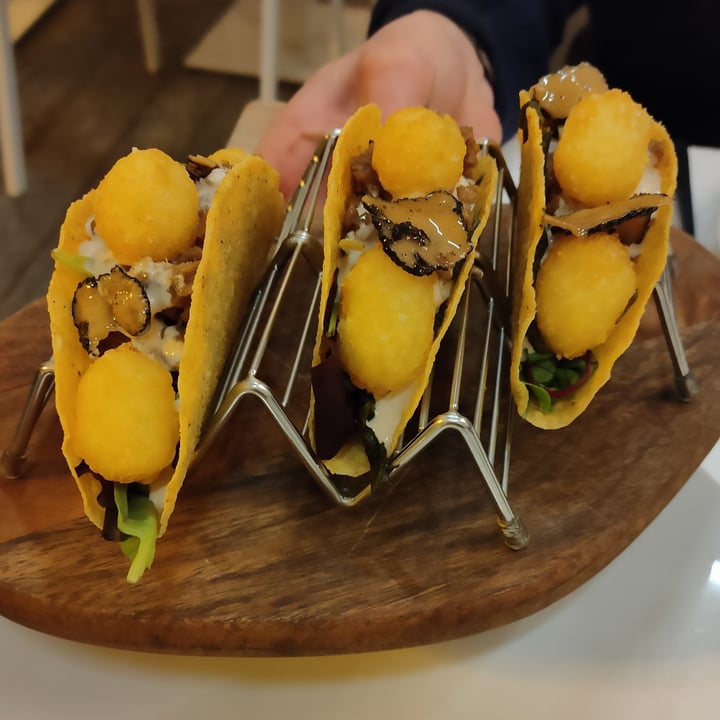 photo of Pesto di Pistacchio Tacos Con Beyond Meat E Tartufo shared by @nadioski on  26 Dec 2021 - review