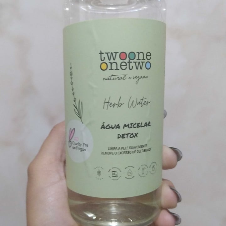 photo of Twoone Onetwo água micelar detox shared by @liviafaria98 on  25 Apr 2022 - review