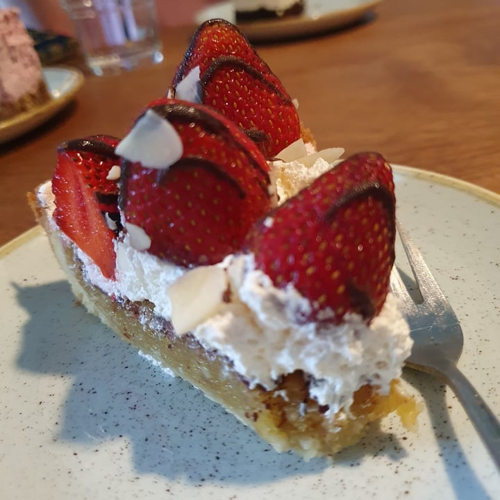 photo of Kaf Strawberry cake shared by @gogoveggie on  13 Feb 2021 - review
