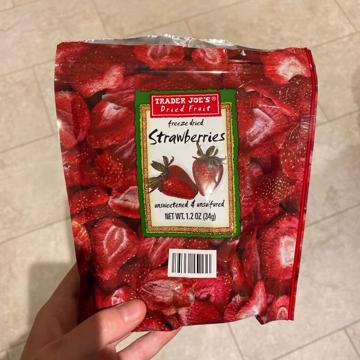 review photo of Trader Joe's Freeze Dried Strawberries shared by @evafenn on 28 Nov 2020 - review