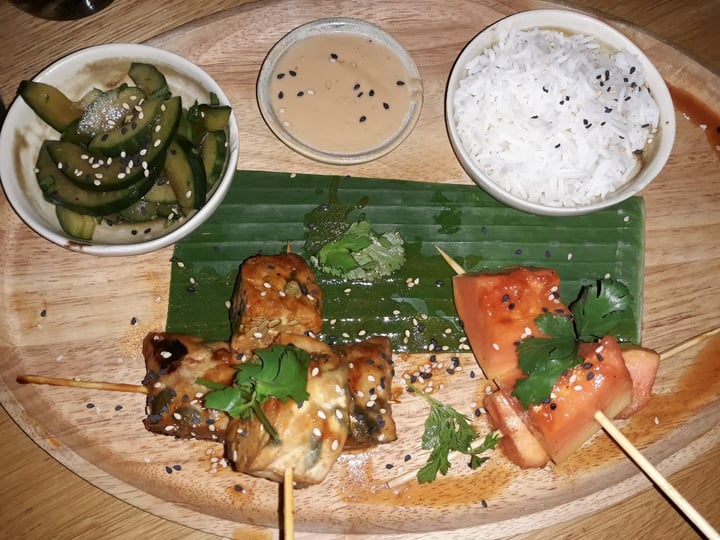 photo of The Green Spot Tempeh Casero Y Orgànico A La Brasa Con Papaya, Arroz Basmati, Ensalada De Pepinos Y Salsa De Cacahuetes. shared by @veegannette on  08 Mar 2020 - review