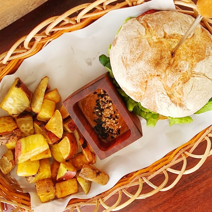 photo of La Yaqueria - Vegan Signature Eatery Rosa Mexicana Burger shared by @patriciaph on  13 Jun 2021 - review
