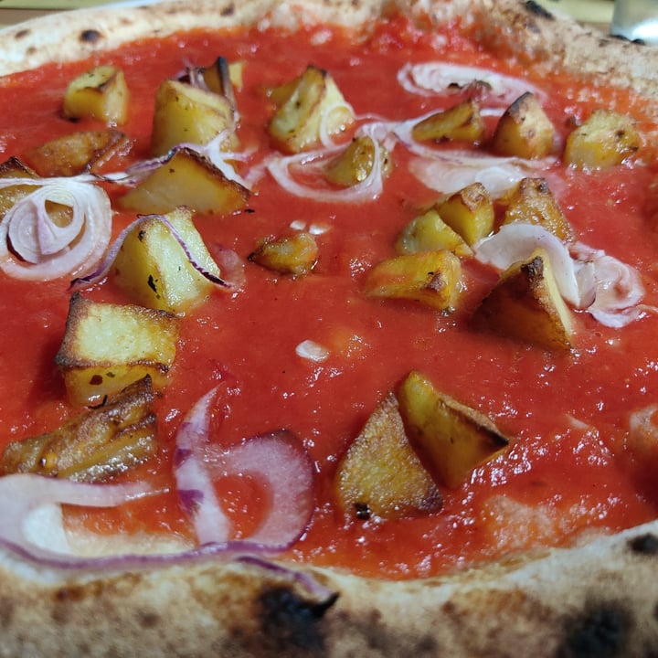 photo of La Vesuviana Pizza Pomodoro Patate Cipolla Vegan 🌱 shared by @giuliacocozza on  15 Aug 2021 - review