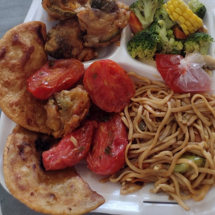 photo of Mi Kai Cocina Vegetariana Almuerzo ( tomate, chao mein, vegetales y tempuras de vegetales) shared by @jcarlos1 on  06 Jul 2022 - review