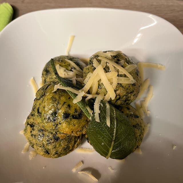 菜肴“malfatti agli spinaci”的照片