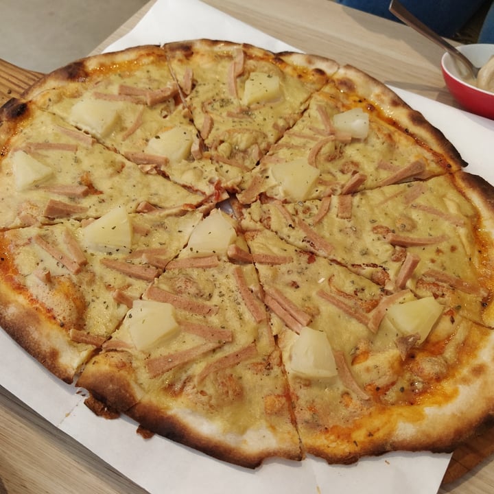 review photo of WS Deli Experience Store Hula hawaiian pizza shared by @pippapong on 30 Dec 2021 - review
