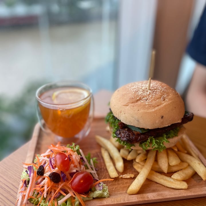 photo of nomVnom Bistro Temptation Satay Burger shared by @applepancakes on  11 Jan 2021 - review