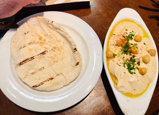 Photo du plat “hummus with pita bread”