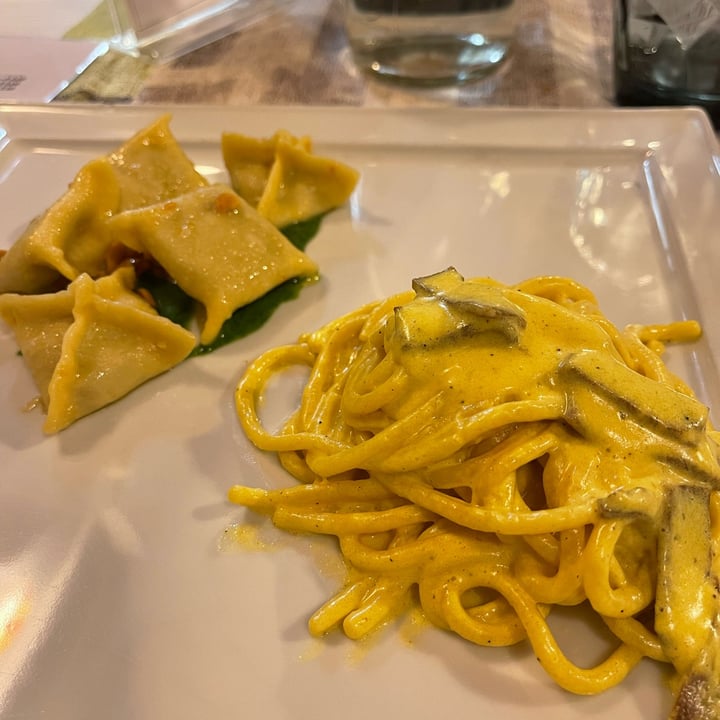 photo of Ristorante Vegano Biologico La Lanterna Bis Di Primi: Bigoli Alla Carbonara E Fagottini Ripieni di Radicchio e Formaggio Vegetale shared by @camillabatani on  01 Nov 2022 - review