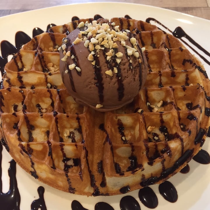 review photo of WellSmoocht Waffle (with hazelnut r'ice cream) shared by @holyloewe on 06 Nov 2018 - review