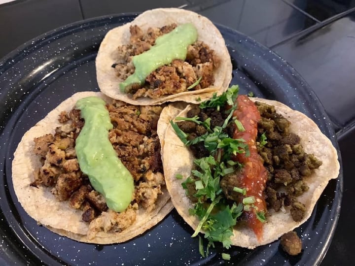 photo of Por siempre vegana 2 Tacos pastor, suadero, bistec shared by @alevegana on  20 Jan 2020 - review