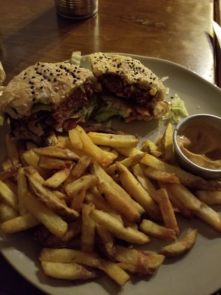 photo of Vegan Junkies Beyond Cheese Burger shared by @1sabella on  27 Nov 2019 - review