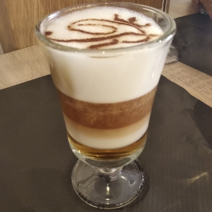review photo of The Royal Bistro Monin (con leche vegetal) shared by @jeimsvera on 13 Aug 2022 - review