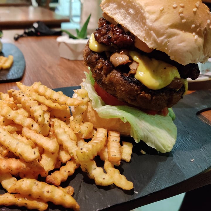 photo of Foam and Fork Gzira Vegan burger and salad shared by @chriscian on  05 Dec 2020 - review