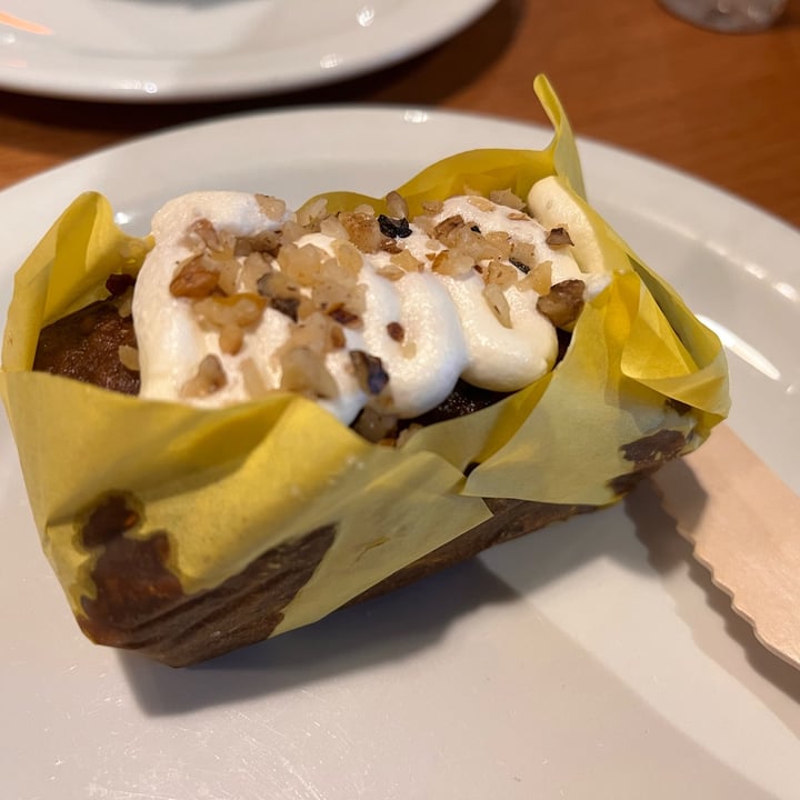 photo of Starbucks Coffee Carrot Cake shared by @ameriamber on  21 Jan 2022 - review