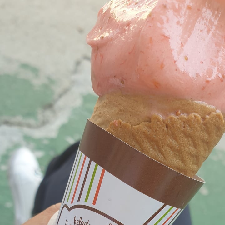 photo of Vía Veneto Helado de fresa vegano shared by @lauragg88 on  16 Nov 2020 - review