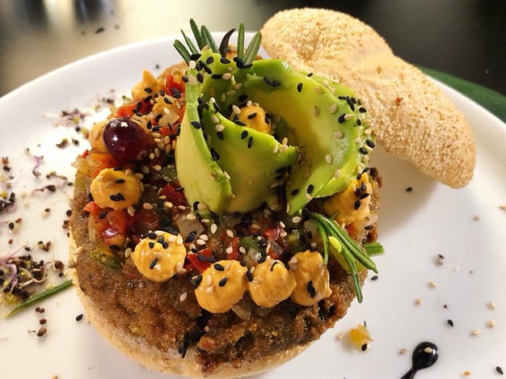 photo of Restaurant Alvocat Hamburguesa vegetal shared by @anaiturrizar on  04 Jul 2019 - review