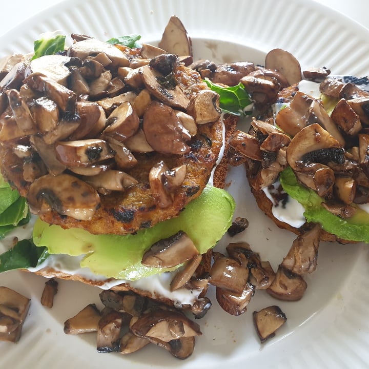 photo of Woolworths Food Spinach, Sweetcorn & Butter Bean Burger shared by @knaude21 on  12 Aug 2020 - review