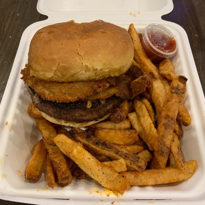 photo of People Under the Staircase Bacon Deluxe Burger shared by @sarz on  01 Jul 2021 - review