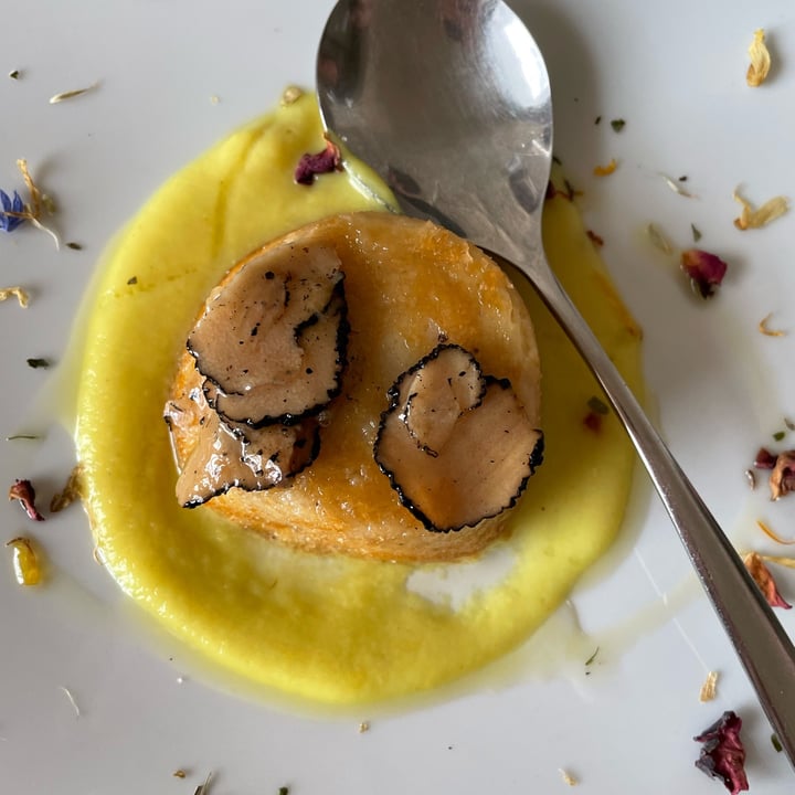 photo of Pesto di Pistacchio Sformatino di patate e anacardi su vellutata di topinambur con tartufo Uncinatum in scaglie shared by @vegiu on  15 Oct 2022 - review