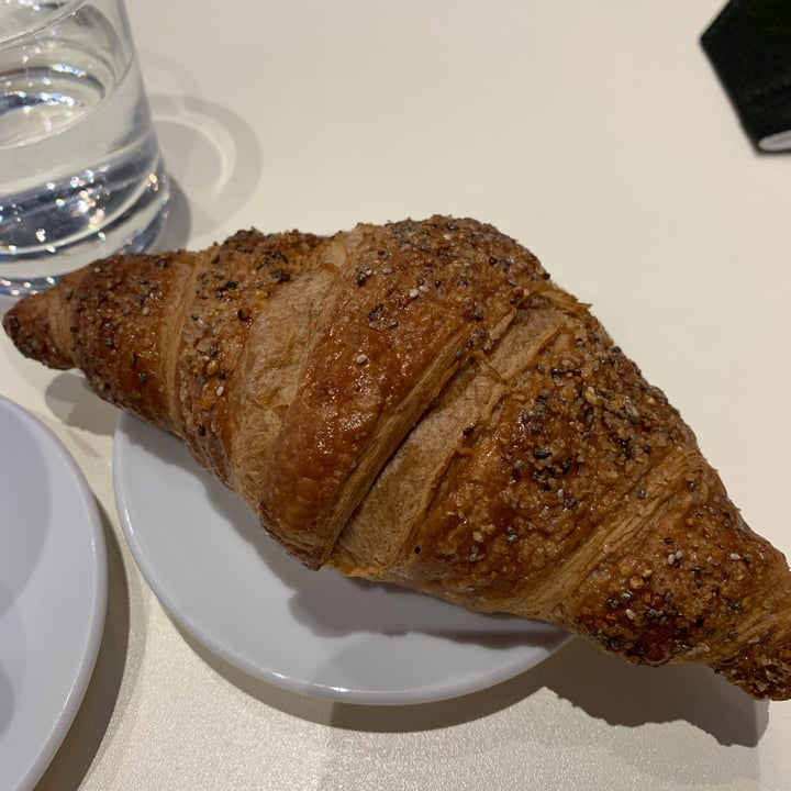 review photo of Gusto Retrò cornetto vegano more e sambuco shared by @lauralicandri on 27 Apr 2022 - review