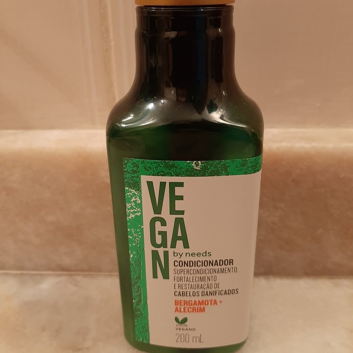 photo of Vegan by Needs Shampoo Bergamota Alecrim shared by @eapucci on  04 Aug 2021 - review