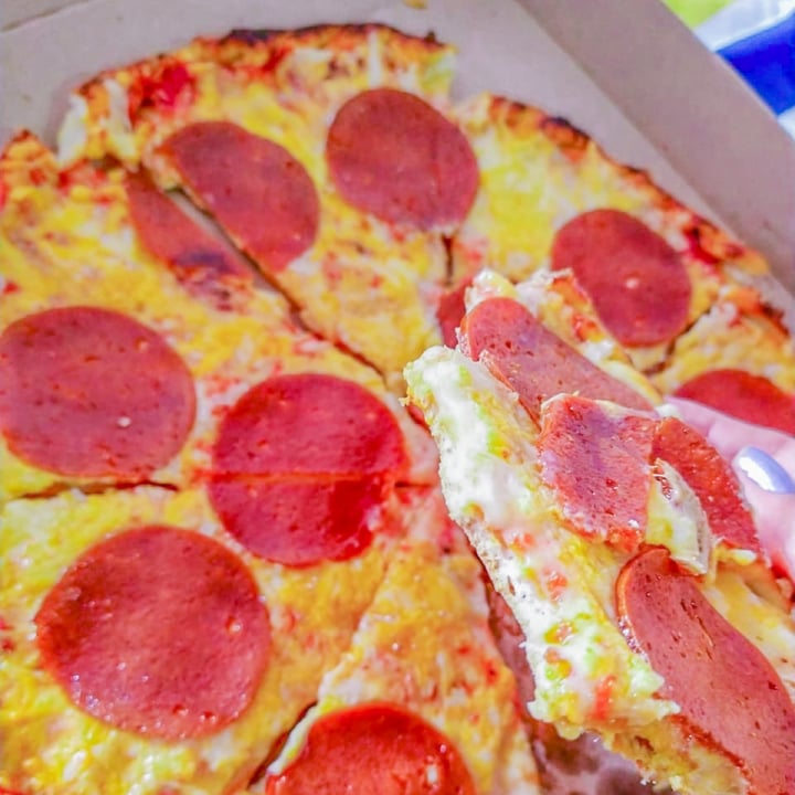 review photo of Veggino's Pizza Pizza de pepperoni shared by @veganosrecomiendo on 26 Oct 2020 - review
