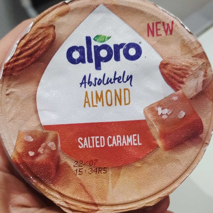 photo of Alpro Yogurt mandorla e caramello salato shared by @giups on  11 Jul 2022 - review