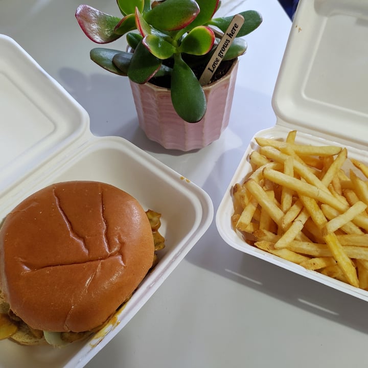 photo of Happy Friday Kitchen Shroom Burger shared by @luanitafnt on  26 Mar 2022 - review