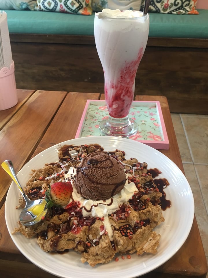 photo of Frambuesa Pastelería Vegan Waffle de avena, canela y leche de almendras shared by @lizethjimenez on  23 Aug 2019 - review
