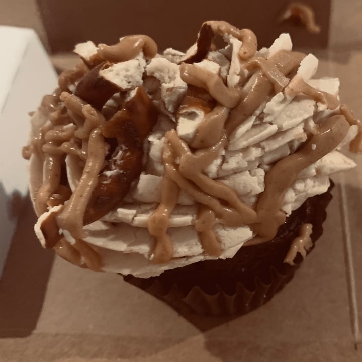 photo of Dutch's Peanut Butter Pretzel Cupcake shared by @alyveg87 on  19 Sep 2021 - review