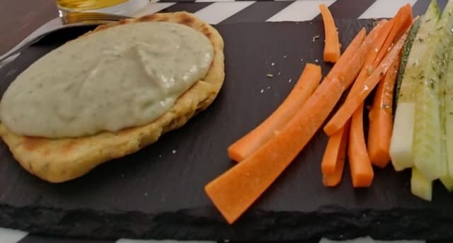 Photo of the dish “Hummus de alubias blancas con hierbabuena con pan naan”