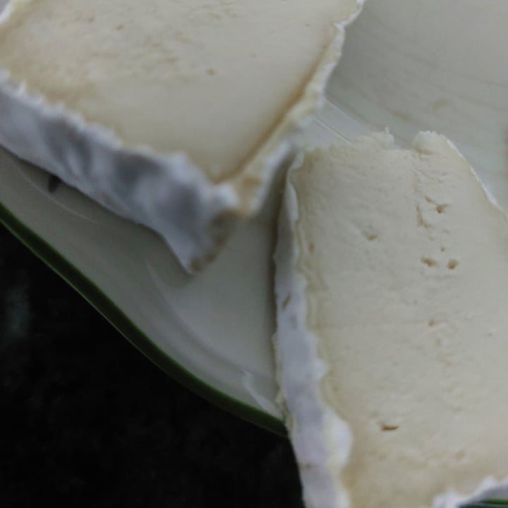photo of Mommus Foods Esto no es un Queso Camembert shared by @antiaac- on  17 Nov 2021 - review