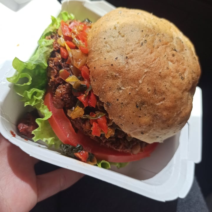 photo of Caballete & Berenjena Vegan Food Hamburguesas vegan burger shared by @lauramartinez on  07 Mar 2022 - review