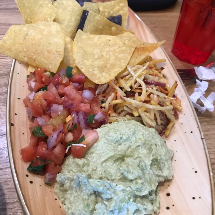 photo of Ed's Cantina & Grill Roasted Jalapeño and Avocado Hummus shared by @mallory17 on  04 Sep 2020 - review