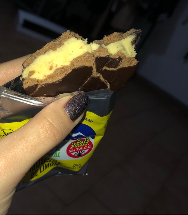 review photo of Cerro Azul Alfajor con Mousse de Limón shared by @ilysbrenda on 25 Jun 2020 - review