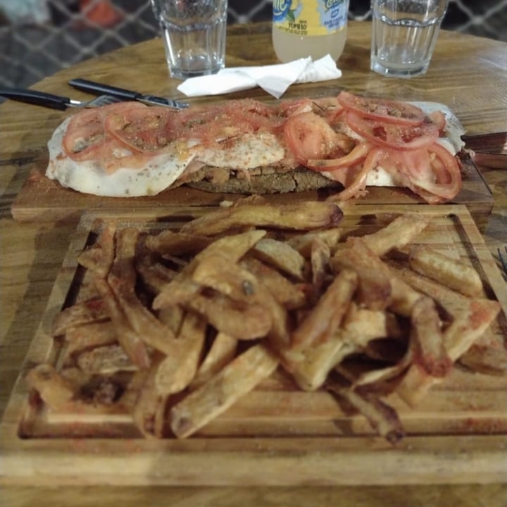 photo of El garage bar Milanesa de seitan XXL shared by @luciaroveta on  11 Apr 2021 - review