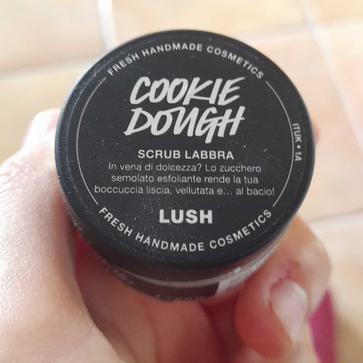 photo of LUSH Fresh Handmade Cosmetics Cookie Dough Exfoliante Labial shared by @silvialence on  13 Apr 2022 - review